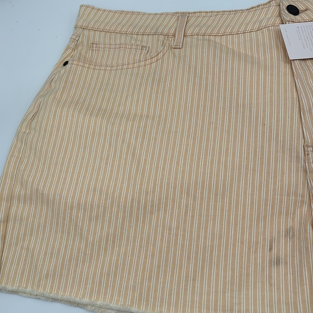 LC Lauren Conrad High-Waisted Cutoff Shorts in Peach Rail Stripe - Picture 3 of 7